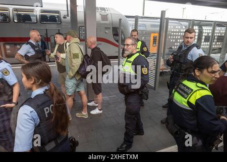 FOTO: JEFF GILBERT 13 luglio 2024. I tifosi inglesi dal treno tedesco PER IL GHIACCIO si dirigono verso Berlino dopo essere saliti senza biglietti durante il tragitto Foto Stock