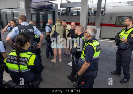 FOTO: JEFF GILBERT 13 luglio 2024. I tifosi inglesi dal treno tedesco PER IL GHIACCIO si dirigono verso Berlino dopo essere saliti senza biglietti durante il tragitto Foto Stock