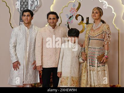 Mumbai, India. 12 luglio 2024. Cyrus Poonawala, Chief Executive Officer (CEO) del Serum Institute of India, posa per una foto con sua moglie Natasha Poonawala e i loro figli durante la cerimonia nuziale sul tappeto rosso di Anant Ambani e Radhika Merchant a Mumbai. Credito: SOPA Images Limited/Alamy Live News Foto Stock