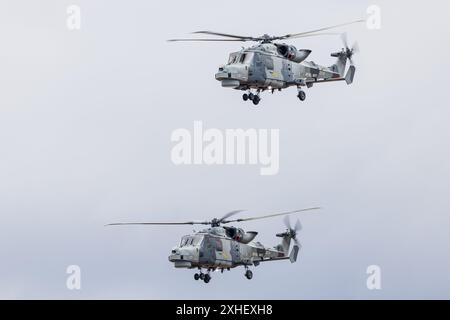 Wildcat HMA2 due, che costituisce il Black Cats Helicopter display Team, nella foto al Southport Airshow a Merseyside, in Inghilterra, il 13 luglio 2024. Foto Stock