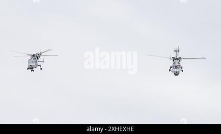 Wildcat HMA2 due, che costituisce il Black Cats Helicopter display Team, nella foto al Southport Airshow a Merseyside, in Inghilterra, il 13 luglio 2024. Foto Stock