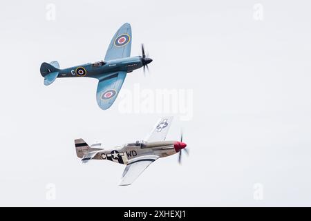 Supermarine Spitfire e un P-51d Mustang hanno fotografato un togoether al Southport Airshow a Merseyside, in Inghilterra, il 13 luglio 2024. Foto Stock