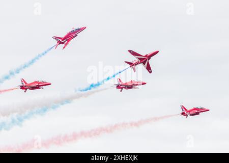 Red Arrows eseguì rollback nella loro stagione Diamond al Southport Airshow visto il 13 luglio 2024 a Merseyside, in Inghilterra. Foto Stock