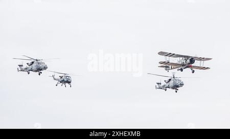 Formazione di Taranto sopra Southport che combatte Westland Wasp, Royal Navy Swordfish e un paio di elicotteri Wildcat HMA2 nella foto del 13 luglio 2024 in me Foto Stock