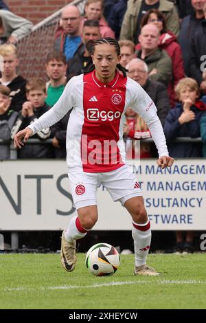 Wezep, Paesi Bassi. 13 luglio 2024. WEZEP, PAESI BASSI - 13 LUGLIO: Kian Fitz-Jim dell'AFC Ajax controlla la palla durante la partita pre-stagionale tra AFC Ajax e Rangers FC a WHC il 13 luglio 2024 a Wezep, Paesi Bassi. (Foto di Peter Lous/Orange Pictures) credito: Orange Pics BV/Alamy Live News Foto Stock