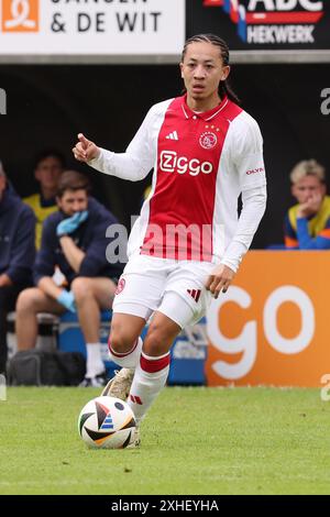 Wezep, Paesi Bassi. 13 luglio 2024. WEZEP, PAESI BASSI - 13 LUGLIO: Kian Fitz-Jim dell'AFC Ajax controlla la palla durante la partita pre-stagionale tra AFC Ajax e Rangers FC a WHC il 13 luglio 2024 a Wezep, Paesi Bassi. (Foto di Peter Lous/Orange Pictures) credito: Orange Pics BV/Alamy Live News Foto Stock