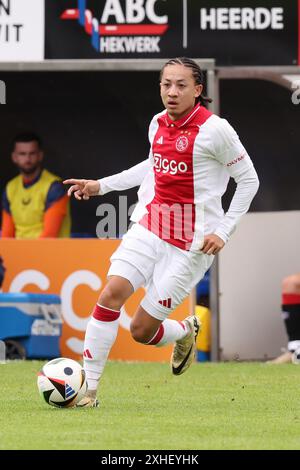 Wezep, Paesi Bassi. 13 luglio 2024. WEZEP, PAESI BASSI - 13 LUGLIO: Kian Fitz-Jim dell'AFC Ajax corre con la palla durante la partita pre-stagione tra AFC Ajax e Rangers FC a WHC il 13 luglio 2024 a Wezep, Paesi Bassi. (Foto di Peter Lous/Orange Pictures) credito: Orange Pics BV/Alamy Live News Foto Stock