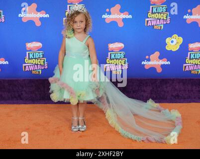 Los Angeles, Stati Uniti. 13 luglio 2024. August Michael Peterson arriva al Nickelodeon Kids' Choice Awards 2024, che si tiene sabato al Barker Hangar di Santa Monica, CA. 13 luglio 2024. (Foto di Sthanlee B. Mirador/Sipa USA) credito: SIPA USA/Alamy Live News Foto Stock