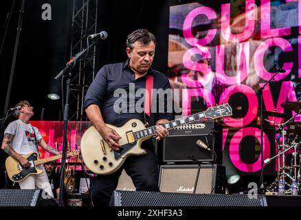 Leeds, Regno Unito. 13 luglio 2024. Il cantante e chitarrista solista della rock band gallese The Manic Street Preachers, James Dean Bradfield, suona dal vivo a Millennium Square nel centro della città. Crediti: ernesto rogata/Alamy Live News Foto Stock