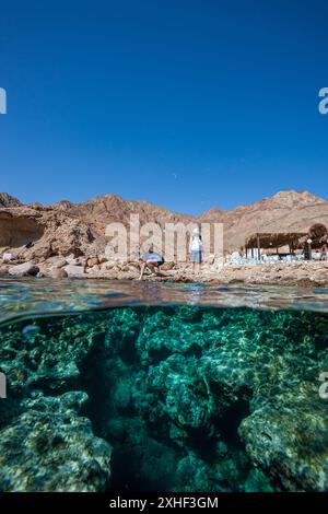 Egitto, Dahab, Blue Hole, foto sopra-sotto della "Campana", ingresso subacquei al Blue Hole Foto Stock