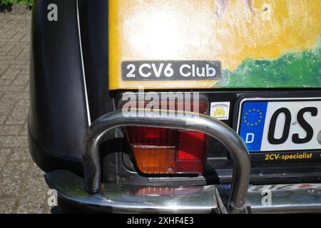 Lingen, Germania - 13 maggio 2024 il retro di un Citroën deux cheveaux nero parcheggiato. Il portellone è verniciato Foto Stock