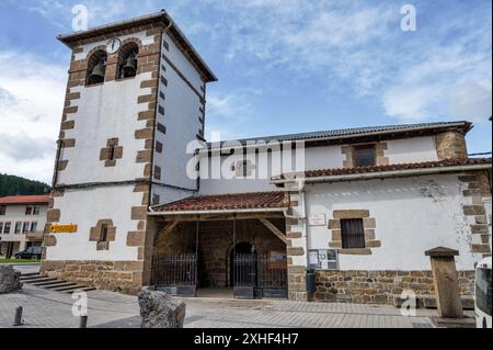 Zubiri, Spagna - 17 maggio 2024: Il fronte della chiesa cattolica Inglesia De San Esteban a Zubiri. Foto Stock