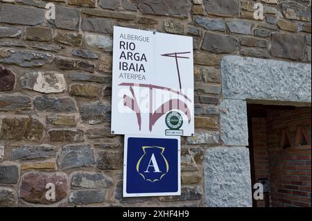 Zubiri, Spagna - 17 maggio 2024: L'insegna per Rio Arga Ibaia Albergue a Zubiri. Foto Stock