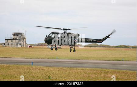 Un Wasp HA UN elicottero Mk1 XT420 della Royal Navy, che decolla dall'aeroporto di Blackpool, Blackpool, Lancashire Regno Unito sabato 13 luglio 2024. Foto Stock