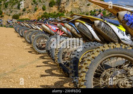 motociclette nel parco dopo la gara di motocross Foto Stock