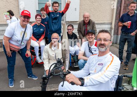 Troyes, Francia. 14 luglio 2024. Dopo il Tour de France, la torcia olimpica attraversa il cuore della città fiorita, Troyes. Aube, Francia, 13 luglio 2024. Foto di Helder Januario/ABACAPRESS. COM credito: Abaca Press/Alamy Live News Foto Stock