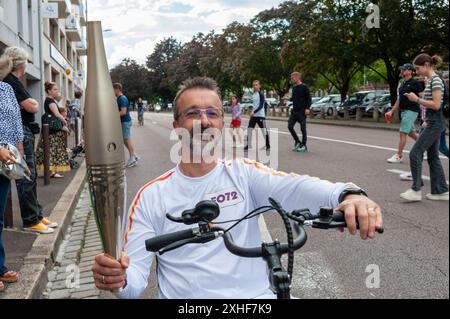 Troyes, Francia. 14 luglio 2024. Dopo il Tour de France, la torcia olimpica attraversa il cuore della città fiorita, Troyes. Aube, Francia, 13 luglio 2024. Foto di Helder Januario/ABACAPRESS. COM credito: Abaca Press/Alamy Live News Foto Stock