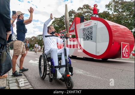 Troyes, Francia. 14 luglio 2024. Dopo il Tour de France, la torcia olimpica attraversa il cuore della città fiorita, Troyes. Aube, Francia, 13 luglio 2024. Foto di Helder Januario/ABACAPRESS. COM credito: Abaca Press/Alamy Live News Foto Stock