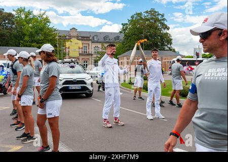 Troyes, Francia. 14 luglio 2024. Dopo il Tour de France, la torcia olimpica attraversa il cuore della città fiorita, Troyes. Aube, Francia, 13 luglio 2024. Foto di Helder Januario/ABACAPRESS. COM credito: Abaca Press/Alamy Live News Foto Stock