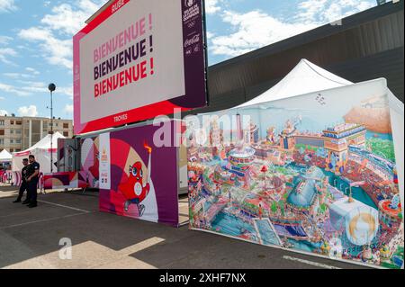 Troyes, Francia. 14 luglio 2024. Dopo il Tour de France, la torcia olimpica attraversa il cuore della città fiorita, Troyes. Aube, Francia, 13 luglio 2024. Foto di Helder Januario/ABACAPRESS. COM credito: Abaca Press/Alamy Live News Foto Stock