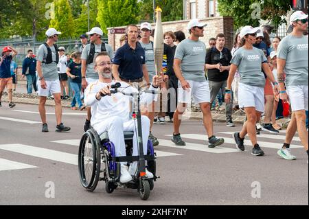 Troyes, Francia. 14 luglio 2024. Dopo il Tour de France, la torcia olimpica attraversa il cuore della città fiorita, Troyes. Aube, Francia, 13 luglio 2024. Foto di Helder Januario/ABACAPRESS. COM credito: Abaca Press/Alamy Live News Foto Stock