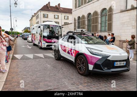 Troyes, Francia. 14 luglio 2024. Dopo il Tour de France, la torcia olimpica attraversa il cuore della città fiorita, Troyes. Aube, Francia, 13 luglio 2024. Foto di Helder Januario/ABACAPRESS. COM credito: Abaca Press/Alamy Live News Foto Stock