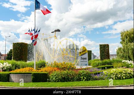 Troyes, Francia. 14 luglio 2024. Dopo il Tour de France, la torcia olimpica attraversa il cuore della città fiorita, Troyes. Aube, Francia, 13 luglio 2024. Foto di Helder Januario/ABACAPRESS. COM credito: Abaca Press/Alamy Live News Foto Stock