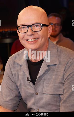 Oliver Rohrbeck bei der Aufzeichnung der NDR Talk Show in NDR Fernsehstudio Lokstedt. Amburgo, 12.07.2024 *** Oliver Rohrbeck alla registrazione del talk show NDR nello studio televisivo NDR Lokstedt Amburgo, 12 07 2024 foto:xH.xHartmannx/xFuturexImagex ndr talk1207 4762 Foto Stock