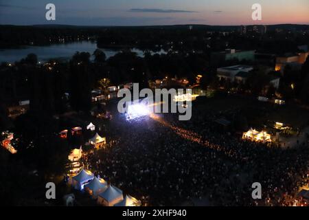 Die Band Revolverheld beim Stadtwerkefest im Lustgarten a Potsdam, 13. Juli 2024. Revolverheld Konzert Potsdam *** la band Revolverheld allo Stadtwerkefest nel Lustgarten di Potsdam, 13 luglio 2024 Revolverheld Concert Potsdam Foto Stock