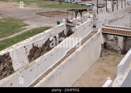 Ingresso, castello di Cape Coast, Cape Coast, Ghana - fortezza dove gli schiavi erano tenuti in ostaggio prima di essere inviati nelle Americhe e altrove; fortezza britannica; pa Foto Stock