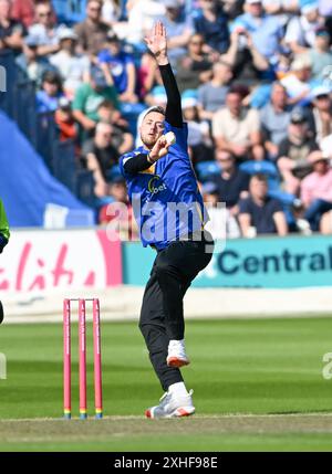 Hove UK 13 luglio 2024 - bowling Ollie Robinson per i Sussex Sharks durante il Vitality T20 Blast cricket match tra Sussex Sharks ed Essex al 1° Central County Ground di Hove: Credit Simon Dack /TPI/ Alamy Live News Foto Stock