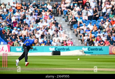 Hove UK 13 luglio 2024 - bowling Ollie Robinson per i Sussex Sharks durante il Vitality T20 Blast cricket match tra Sussex Sharks ed Essex al 1° Central County Ground di Hove: Credit Simon Dack /TPI/ Alamy Live News Foto Stock