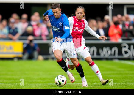 WEZEP, PAESI BASSI - 13 LUGLIO: Tom Lawrence dei Rangers FC viene sfidato da Kian Fitz-Jim dell'AFC Ajax durante l'amichevole pre-stagione tra AFC Ajax e Rangers FC allo Sportpark Mulderssingel il 13 luglio 2024 a Wezep, Paesi Bassi. (Foto di Rene Nijhuis) Foto Stock