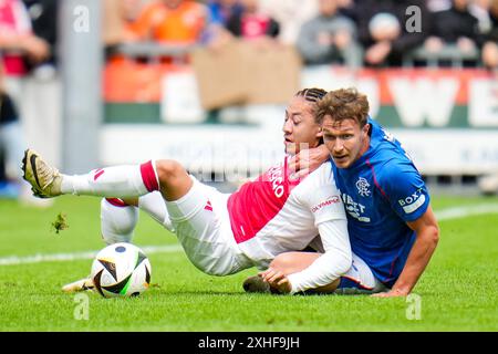 WEZEP, PAESI BASSI - 13 LUGLIO: Kian Fitz-Jim dell'AFC Ajax e Kieran Dowell dei Rangers FC combattono per il possesso durante l'amichevole pre-stagione tra AFC Ajax e Rangers FC allo Sportpark Mulderssingel il 13 luglio 2024 a Wezep, Paesi Bassi. (Foto di Rene Nijhuis) Foto Stock