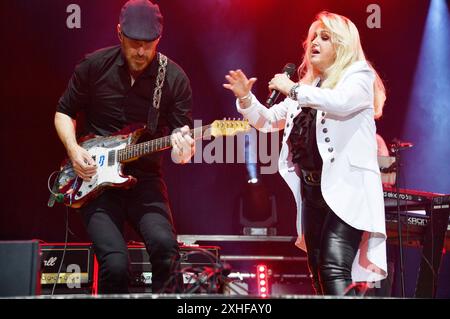 Bonnie Tyler live beim Berliner Rundfunk Open Air 2024 auf der Parkbühne Wuhlheide. Berlino, 13.07.2024 *** Bonnie Tyler live al Berliner Rundfunk Open Air 2024 al Parkbühne Wuhlheide Berlin, 13 07 2024 foto:Xn.xKubelkax/xFuturexImagex br 4763 Foto Stock