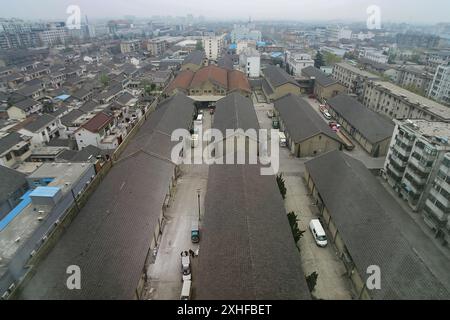 Una vista generale del centro e' stata vista a Yangzhou, in Cina. (Foto di Seung-il Ryu/NurPhoto) Foto Stock