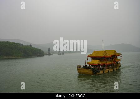 Una nave tradizionale cinese sta navigando sul lago Tai a Wuxi, in Cina. (Foto di Seung-il Ryu/NurPhoto) Foto Stock