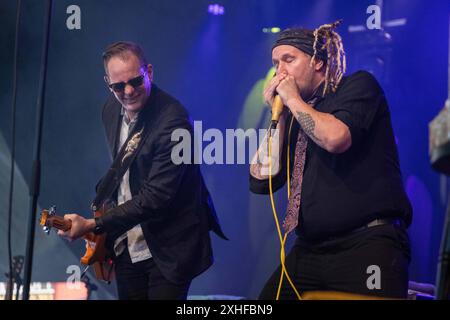 Brent Johnson chitarra e Jason Ricci armonica, voce. Xettx, Deutschland, Gaildorf, 13.07.2024, 28. Bluesfest, 2024, Bluesfest, Jason Ricci & The Bad Kind USA, Kocherwiese foto: A2 Bildagentur/Peter Hartenfelser *** Brent Johnson chitarra e Jason Ricci armonica, voce xettx, Germania, Gaildorf, 13 07 2024, 28 Bluesfest, 2024, Bluesfest, Jason Ricci The Bad Kind USA , Kocherwiese Photo A2 Bildagentur Peter Hartenfelser Foto Stock