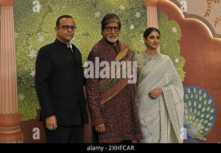 Mumbai, India. 13 luglio 2024. L-R Industriallist Nikhil Nanda, l'attore di Bollywood Amitabh Bachchan (c) e tu Tuber Navya Naveli Nanda (nipote dell'attore Amitabh Bachchan) posa per una foto sul tappeto rosso durante la cerimonia di benedizione della coppia di novelli sposati Anant Ambani e Radhika Merchant a Mumbai. Credito: SOPA Images Limited/Alamy Live News Foto Stock