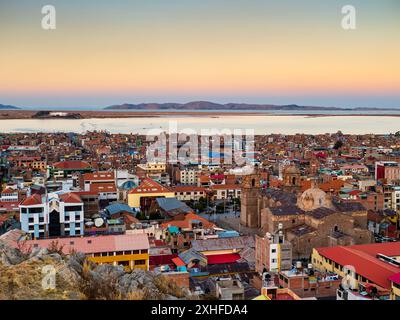 Impressionante vista aerea del lago Titicaca al tramonto dal punto panoramico della collina Huajsapata, Puno, Perù Foto Stock