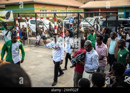 Kigali, Ruanda. 13 luglio 2024. Frank Habineza (2° L, fronte), candidato del Partito Verde Democratico del Ruanda, ondeggia verso i sostenitori a Nyarugenge, Ruanda, 13 luglio 2024. Le elezioni presidenziali e parlamentari del Ruanda sono previste per il 14 luglio per i ruandesi che vivono all'estero, il 15 luglio per i residenti nel paese e il 16 luglio per i rappresentanti delle categorie speciali. Crediti: Wang Guansen/Xinhua/Alamy Live News Foto Stock