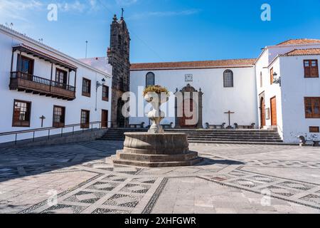 Fontana in stile coloniale e piazza della chiesa con pareti bianche a Santa Cruz de la Palma, Isole Canarie. Foto Stock