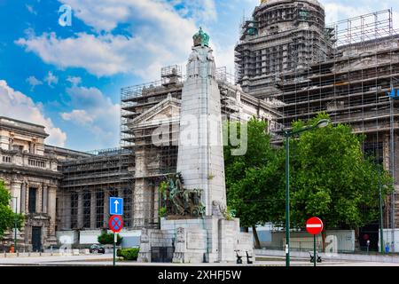 Bruxelles, Belgio - 6 luglio 2010: Monumento alla Gloria della fanteria belga. Obelisco commemorativo in Place Poelaert di fronte al Palazzo di giustizia Foto Stock