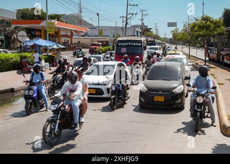 Cartagena, Colombia - 24 gennaio 2024: Motociclette, scooter e auto si fermano in un bivio stradale della città Foto Stock