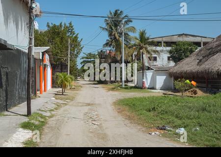 Cartagena, Colombia - 24 gennaio 2024: Strada con superficie irregolare nella comunità di la Boquilla alla periferia di Cartagena Foto Stock