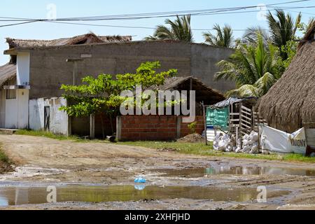 Cartagena, Colombia - 24 gennaio 2024: Strada con superficie irregolare nella comunità di la Boquilla alla periferia di Cartagena Foto Stock