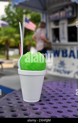 Primo piano di una palla di neve aromatizzata al lime presso uno stand a cono di neve. Foto Stock