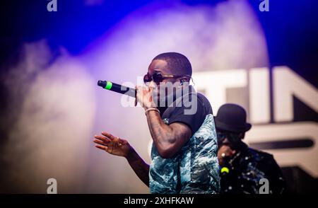 Il rapper ghanese e britannico Tinchy Stryder si esibiscono dal vivo durante l'ultima sessione eden del 2024 Foto Stock