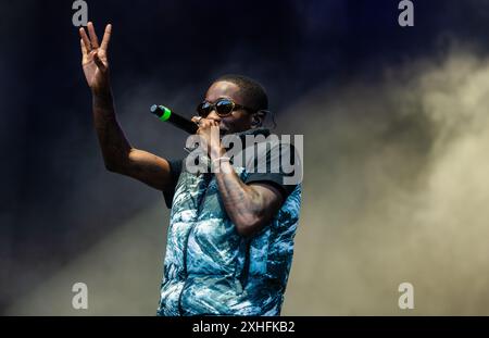 Il rapper ghanese e britannico Tinchy Stryder si esibiscono dal vivo durante l'ultima sessione eden del 2024 Foto Stock