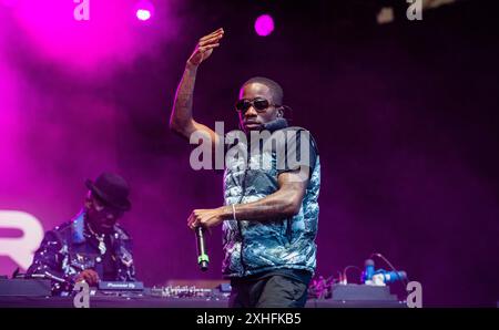 Il rapper ghanese e britannico Tinchy Stryder si esibiscono dal vivo durante l'ultima sessione eden del 2024 Foto Stock